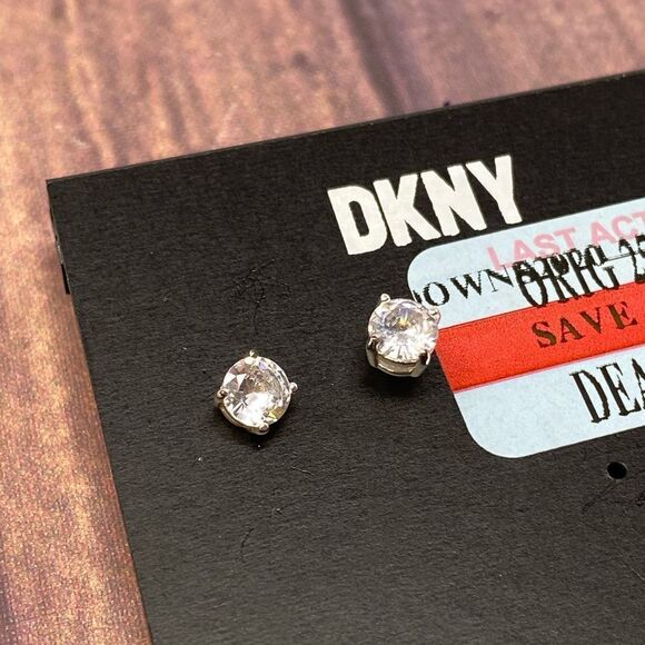 DKNY CUBIC ZIRCONIA SILVER STUD EARRINGS XN04 - Picture 2 of 3